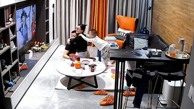 dan-tinh-xon-xao-doan-video-tu-camera-gia-dinh-ghi-lai-canh-cap-vo-chong-than-mat-truoc-mat-con-trai-25b7ebcfc45f05f3d41cnoop-1731511016-994-width780height523