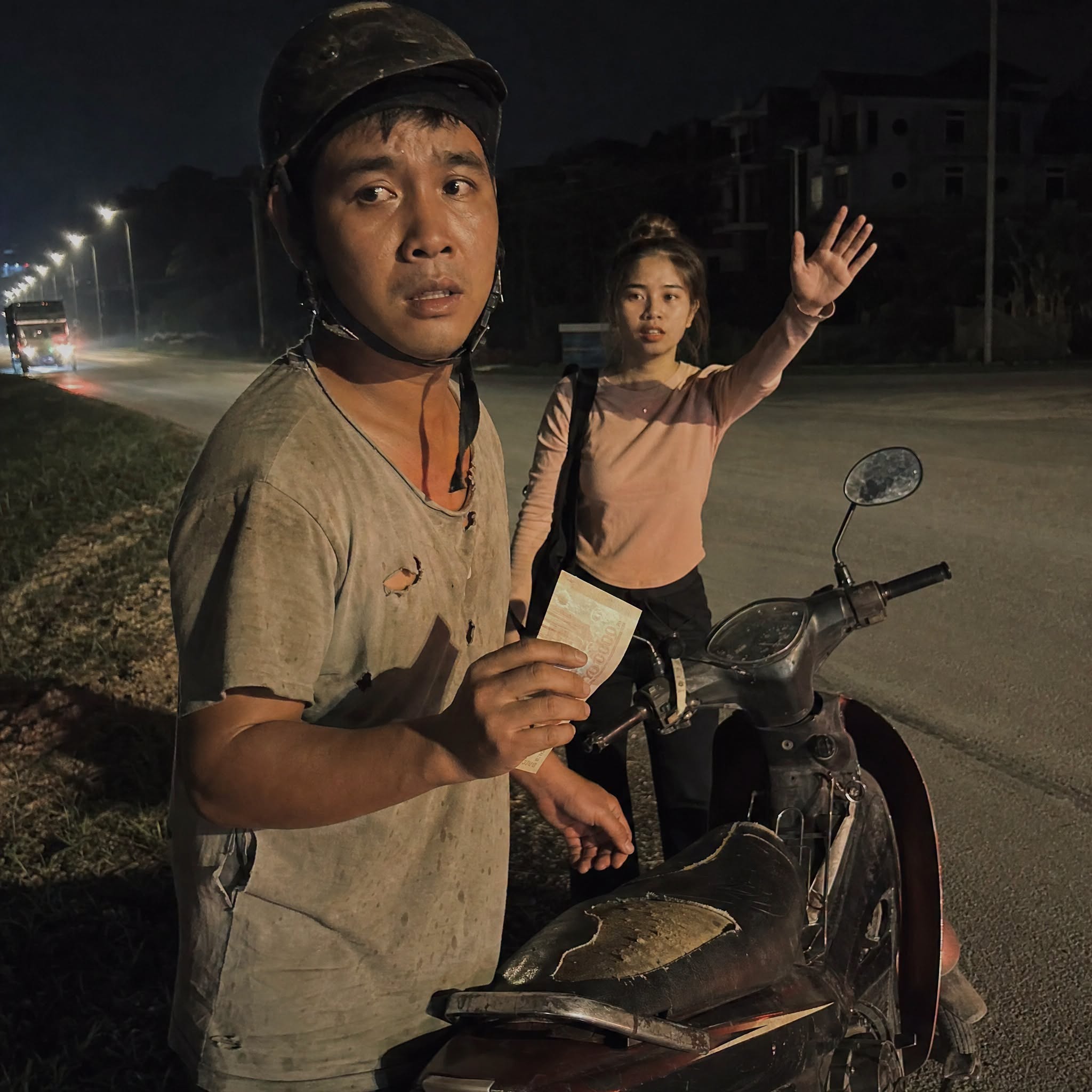 Nam công nhân nghèo cứu cô gái lỡ xe, bí mật đen tối của Tết lộ hơi thở cuối