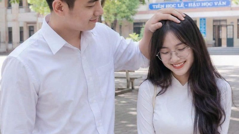Họp lớp sau 10 năm ra trường Nga gặp lại Tuân, vừa gặp anh đã xoa đầu cô rồi nói: “Thế nào còn muốn lấy anh làm chồng không cô bé