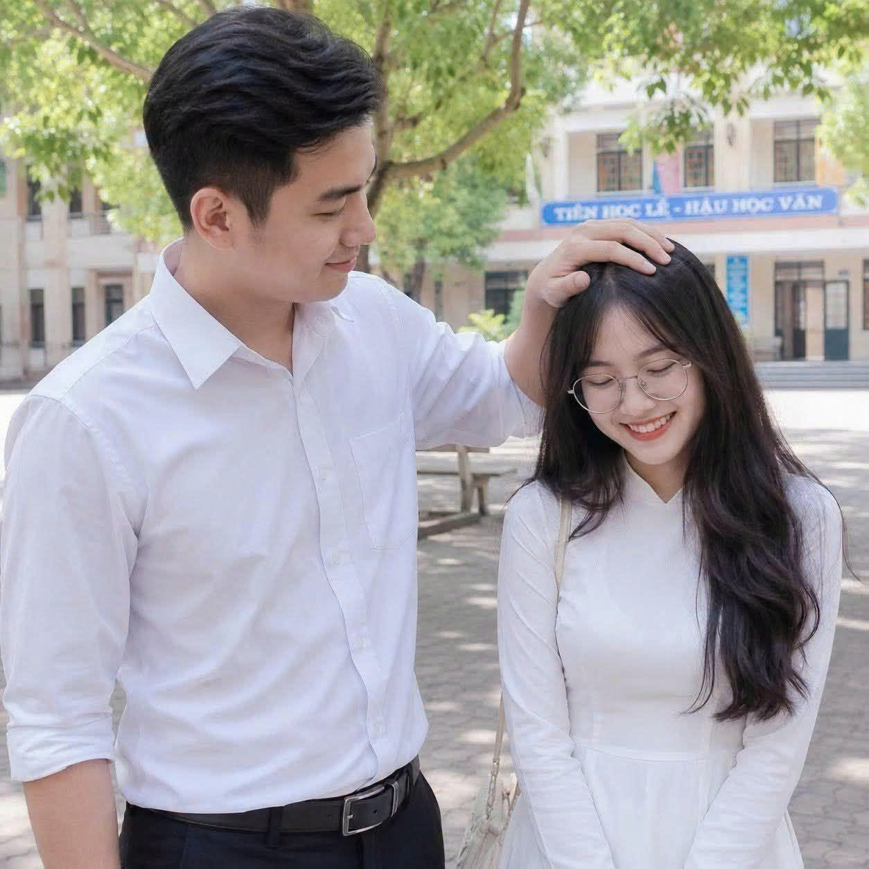 Họp lớp sau 10 năm ra trường Nga gặp lại Tuân, vừa gặp anh đã xoa đầu cô rồi nói: “Thế nào còn muốn lấy anh làm chồng không cô bé